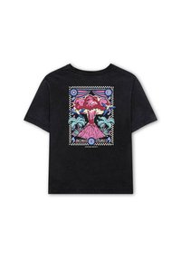 Camiseta de algodón negra con un gráfico colorido de una nube de hongo rodeada de palmeras, enmarcada con patrones geométricos.