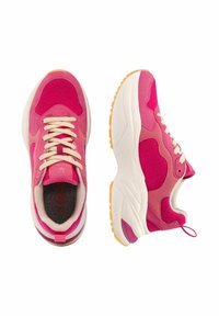 Sportliche Sneakers mit einem Obermaterial aus rosa Wildleder, cremefarbenen Schnürsenkeln und einer weißen Zwischensohle. Verfügt über strukturierte Akzente und eine Gummisohle mit gelbem Profil.