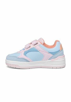 Sneaker per bambini azzurro chiaro e rosa con cinturini in velcro, collo imbottito e suola bianca, mostrata di lato su sfondo bianco.