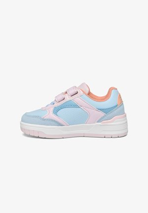 Basket enfant bleu clair et rose avec sangles velcro, col rembourré et semelle blanche, vue de côté sur fond blanc.
