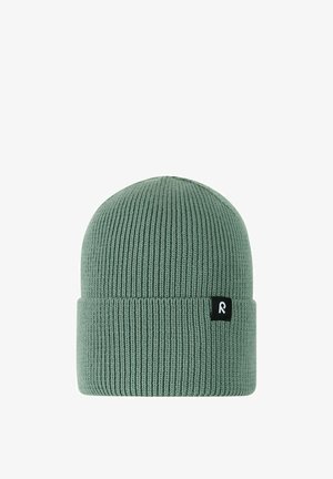 Berretto a coste verde in maglia con risvolto piegato e piccola etichetta nera con logo bianco sul lato.