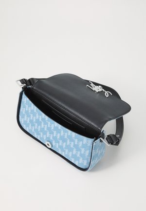 Sac à bandoulière noir et bleu à motifs avec rabat ouvert, fermeture argentée et sangle noire réglable sur une surface blanche.