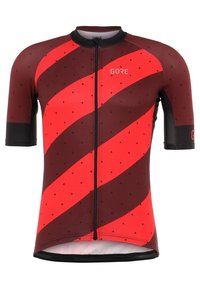 Maillot de ciclismo de manga corta en rojo y marrón oscuro, con rayas diagonales y una cremallera frontal, fabricado en un tejido transpirable y texturizado.