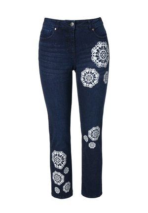 Jeans in denim blu scuro con taglio dritto, caratterizzati da dettagli bianchi a motivo pizzo sul davanti e sul retro, la texture è liscia.