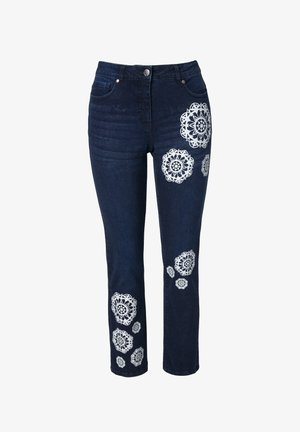 Donkerblauwe denim jeans met een rechte pijp, voorzien van witte kantpatroon accenten aan de voorkant en achterkant, de textuur is soepel.