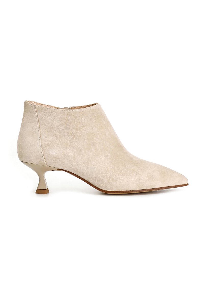 Beige Wildlederstiefelette mit spitzer Zehenpartie, schlanker metallischer Ferse und glatter Textur. Elegantes, minimalistisches Design ohne sichtbare Beschläge.
