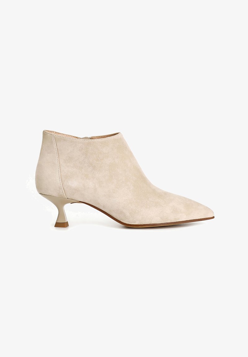 Beige Wildlederstiefelette mit spitzer Zehenpartie, schlanker metallischer Ferse und glatter Textur. Elegantes, minimalistisches Design ohne sichtbare Beschläge.