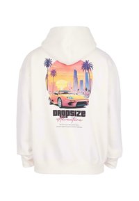 Hvid hættetrøje med en gul sportsvogn, palmetræer og byens skyline ved solnedgang samt teksten "Dropsize Adventure" på bagsiden.