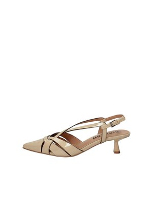 Décolleté slingback in vernice beige con tacco kitten, punta a punta e cinturini incrociati, con una piccola fibbia laterale per la regolazione.