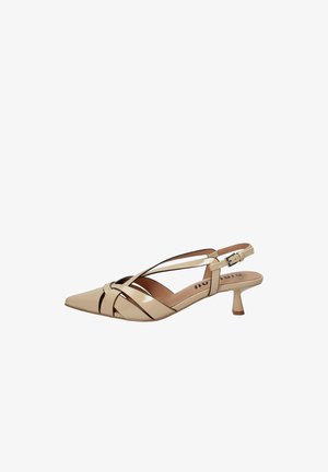 Décolleté slingback in vernice beige con tacco kitten, punta a punta e cinturini incrociati, con una piccola fibbia laterale per la regolazione.