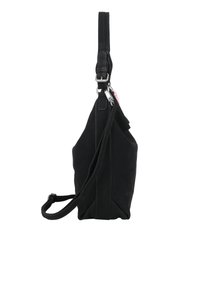 Zwarte suède schoudertas met een verstelbare strap, hoekige vorm en subtiele stikdetails. Voorzien van een accent van zilverkleurige metalen hardware.