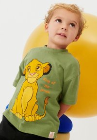 Next SIMBA LION KING SHORT SLEEVE - REGULAR FIT - Printtipaita - green