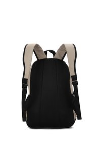 Lo zaino presenta un design elegante con un pannello posteriore in rete nera e spallacci imbottiti beige. Tessuto resistente con spallacci regolabili e hardware minimale.