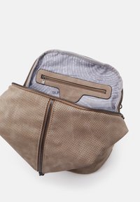 Borsa in pelle marrone perforata con interni grigi a fantasia, dotata di chiusura con zip e di una tasca interna con zip per una migliore organizzazione.