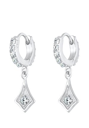 Boucles d'oreilles argentées en forme de créoles avec cinq petits cristaux sur l'anneau et un pendentif en forme de losange suspendu, chacun orné d'un cristal central.