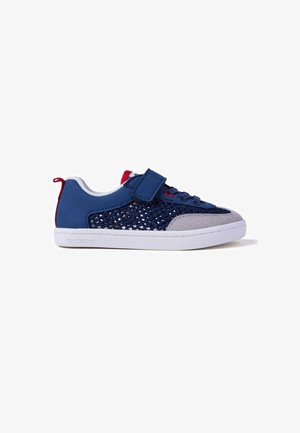 Zapatilla azul con diseño de malla, puntera gris, suela blanca y detalles en rojo. Cuenta con una correa de velcro y cordones para un ajuste ajustable.