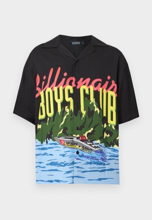 Lyhythihainen musta paita, jonka etupuolella on teksti "Billionair Boys Club", vihreää kasvillisuutta ja nopeavene sinisellä vedellä.