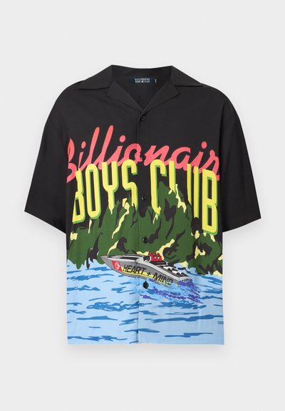 Μαύρο πουκάμισο με κοντά μανίκια, με το κείμενο "Billionair Boys Club", πράσινα φυλλώματα και ένα γραφικό ταχύπλοου σε μπλε νερό στο μπροστινό μέρος.