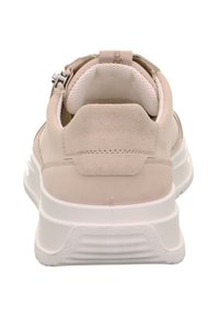 Beige Sneaker mit einem glatten Wildleder-Obermaterial und einer strukturierten weißen Sohle. Verfügt über einen kontrastierenden Rückenkipper und ein Mesh-Futter für Atmungsaktivität.