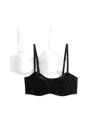 Dwa biustonosze, jeden biały z formowanymi miseczkami i cienkimi ramiączkami oraz jeden czarny koronkowy z cienkimi, regulowanymi ramiączkami, na białym tle.