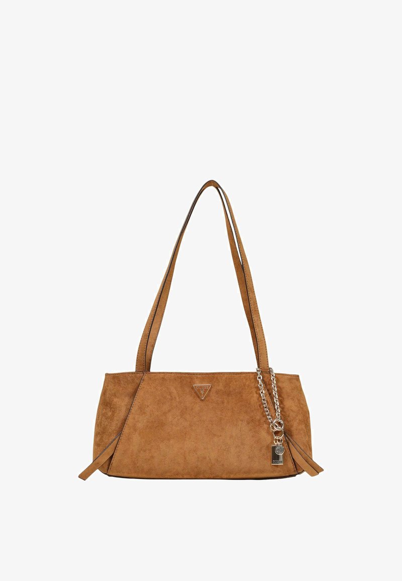 Sac à épaule en daim marron avec longues lanières, logo de marque triangulaire et chaîne argentée avec deux breloques métalliques suspendues sur fond blanc.