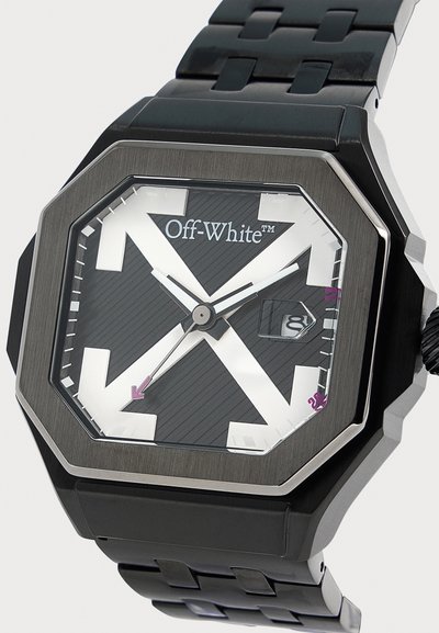 Montre-bracelet Off-White en métal noir avec lunette octogonale, grand motif de flèche blanche sur le cadran, bracelet à maillons noir et affichage de la date à trois heures.