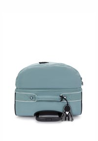 Vaaleansininen pehmeä matkalaukku, jossa on kangasohjaus, musta teleskooppikahva, vetoketjukiinnitys ja musta apinamuotoinen avaimenperä, jossa on valkoinen sydän.