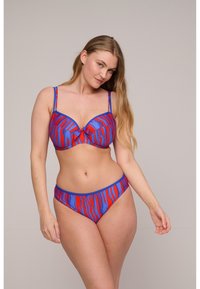 Rood en blauw gestreept bikini met voorgemaakte cups, strikaccent in het midden, en verstelbare bands. Materiaal lijkt glad en rekbaar.
