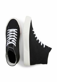 Czarne wysokie trampki wykonane z płótna, z białymi sznurówkami, białą gumową podeszwą i przeszyciami po bokach. Brak widocznych wzorów.