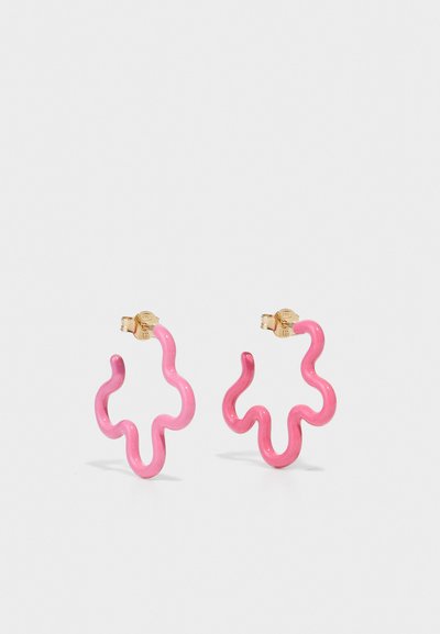 Pendientes de forma ondulada y rosa, hechos de un material suave y brillante, con herrajes en tono dorado y un diseño de cierre trasero seguro.