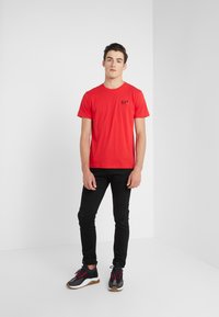 EA7 Emporio Armani Jednoduché tričko - red