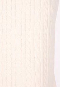 Kabelstrickpullover in cremiger Farbe, mit hervorgehobenen geflochtenen Mustern und einer strukturierten Optik. Weicher Stoff mit gerippten Kanten.