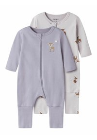Deux grenouillères pour bébé : l'une violette avec un motif de cerf, l'autre gris clair avec un imprimé de cerf. Les deux ont des manches longues et une fermeture éclair.