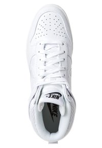 Basket haute Nike blanche avec un bout perforé, des matériaux en mesh et synthétiques, des lacets plats, un col rembourré et un logo noir sur la languette.
