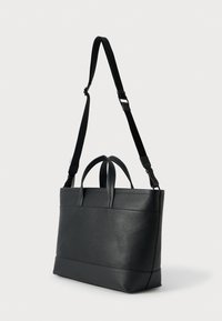Fekete bőr bevásárlótáska texturált felülettel, dupla felső fogantyúval és állítható vállpánttal. Strukturált kialakítású és sima alapú.