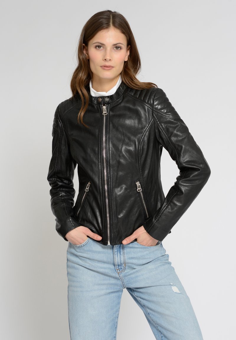 Schwarze Lederjacke mit taillierter Passform, Reißverschluss und Seitentaschen. Verfügt über gesteppte Schulterakzente und einen hohen Kragen.