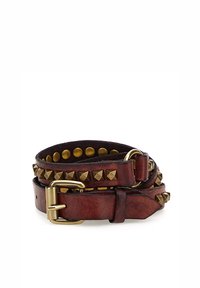 Cintura in pelle marrone con accessori in ottone, caratterizzata da borchie a piramide e accenti rotondi lungo la fascia, design arrotolato e sovrapposto.