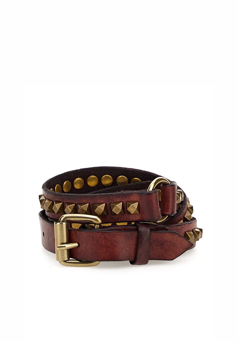 Cintura in pelle marrone con accessori in ottone, caratterizzata da borchie a piramide e accenti rotondi lungo la fascia, design arrotolato e sovrapposto.