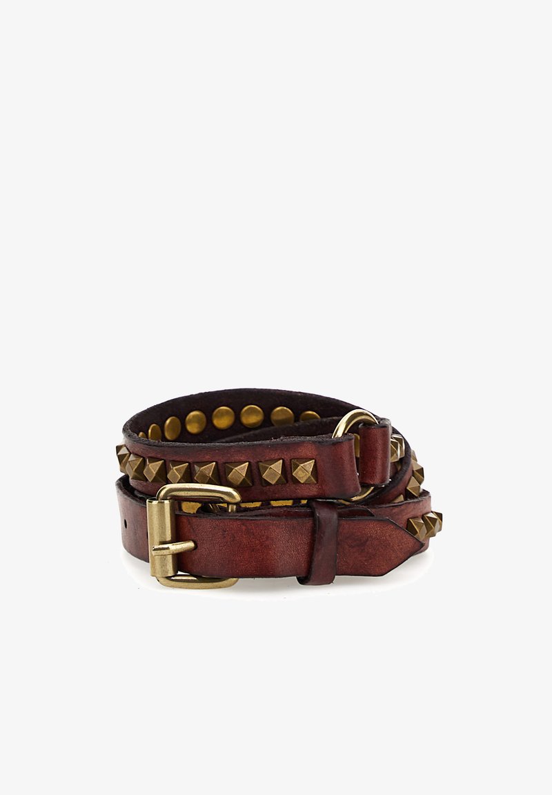 Cintura in pelle marrone con accessori in ottone, caratterizzata da borchie a piramide e accenti rotondi lungo la fascia, design arrotolato e sovrapposto.