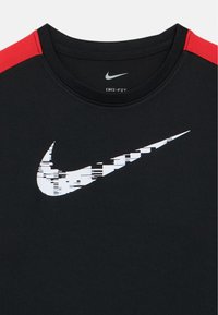 Μαύρο αθλητικό μπλουζάκι με στρογγυλή λαιμόκοψη, κόκκινα διακοσμητικά στους ώμους, με λευκό εικονοστοιχειωμένο λογότυπο Nike στο στήθος. Κατασκευασμένο από υλικό Dri-FIT.