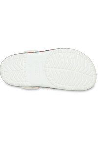 Biała podeszwa obuwia z teksturowanym wzorem antypoślizgowym. Krawędzie zdobione kolorowym wykończeniem w odcieniach różu i turkusu. Lekka i elastyczna konstrukcja.