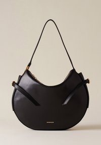Borsa a tracolla in pelle nera con forma curva, dotata di una sola tracolla, dettagli in metallo dorato e logo ben visibile sulla parte anteriore.