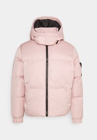 Vadderad jacka i ljusrosa, med en svart dragkedja och ficka, en bekväm huva och ribbade muddarna för extra värme. Yttertyg av nylon.
