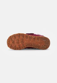 Suola in gomma con scanalature profonde, di colore arancione e superficie testurizzata. Parte superiore in suede viola scuro con dettagli bianchi.