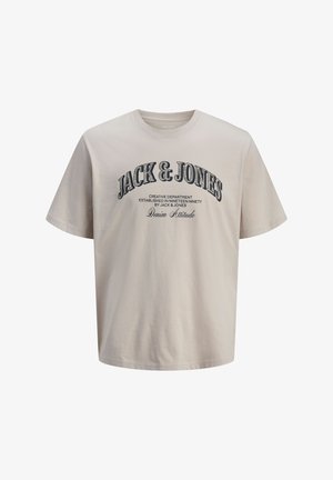Tricou bej din bumbac, cu croială lejeră. Partea din față are un text îndrăzneț negru: "JACK & JONES" și detalii suplimentare de branding dedesubt.