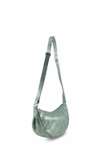 Borsa a spalla in pelle verde con forma curva, chiusura con zip e tracolla regolabile. Texture liscia con leggero lustro e accessori minimalisti.
