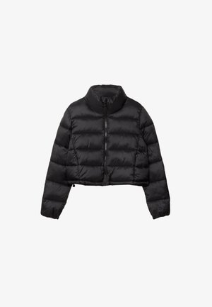 Černá zkrácená péřová bunda s vysokým límcem, která má hladkou texturu, horizontálně prošité vzory a přední zapínání na zip.