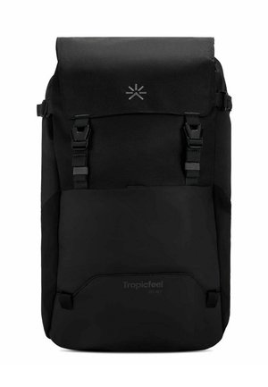 Zaino nero con design roll-top, spallacci regolabili e tasca frontale. Il materiale sembra resistente e presenta un logo minimalista.