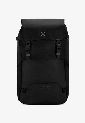 Schwarzer Rucksack mit Rolltop-Design, verstellbaren Trägern und einer Fronttasche. Das Material wirkt langlebig und hat ein minimalistisches Logo.