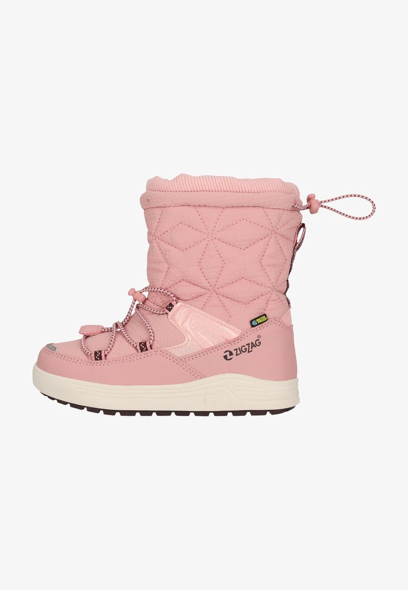 Roze winterlaars met een gestructureerde, gewatteerde bovenkant, elastische veters en een gevoerde kraag. Voorzien van een lichte rubberen zool en branding op de zijkant.